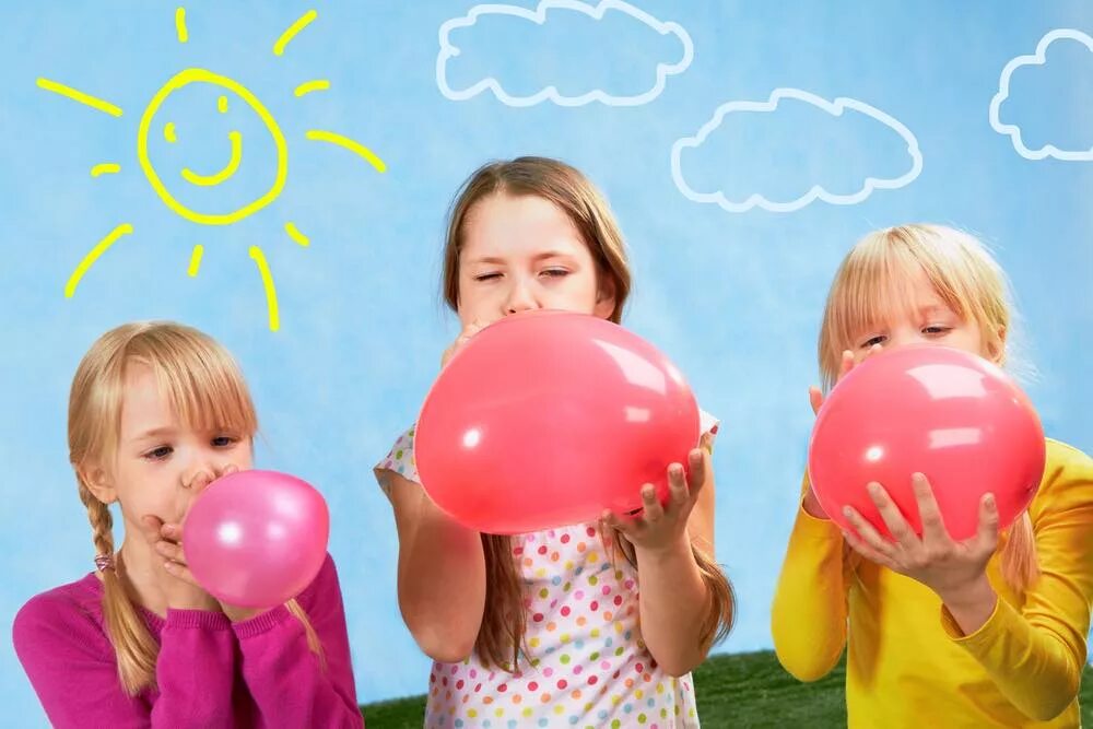 Польза шаров. Дети с воздушными шарами. Воздушные шарики надувать. Дети с воздушными шариками. Дети надувают шары.