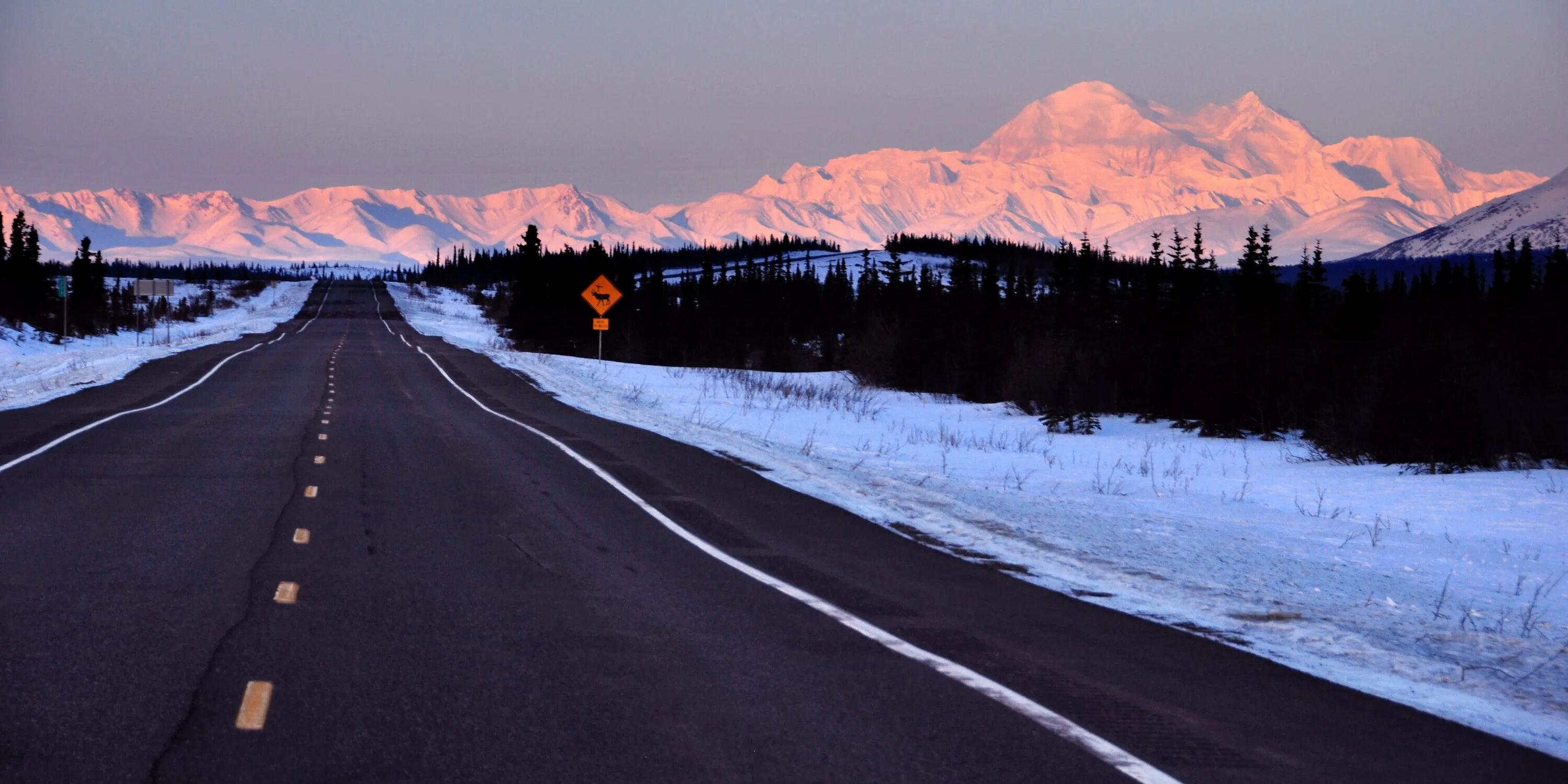 Аляска дорога. Горы дорога Аляска. Аляска закат.