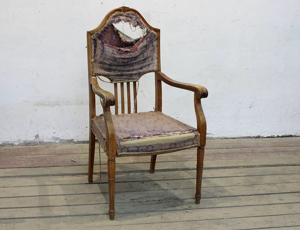 Старый стул. Советский стул. Старинный стул с подлокотниками. Советское кресло.
