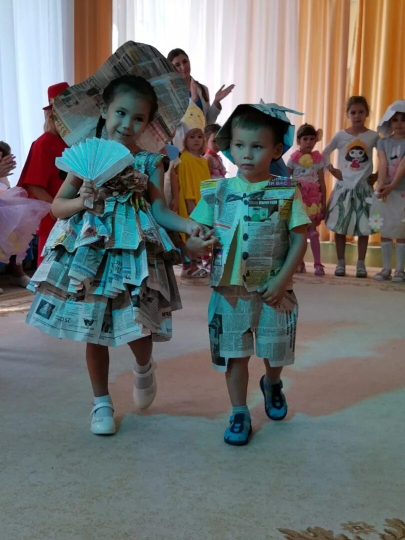 платье из бросового материала. костюм из нетрадиционных материалов. мисс весна 2022. костюм детям из отходов. костюм из бросового материала.