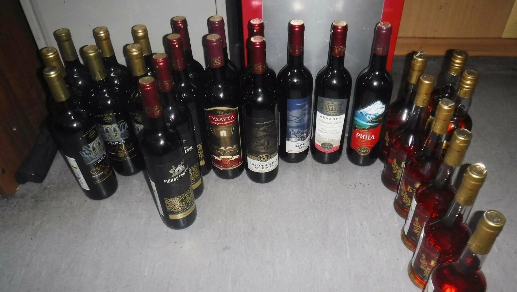 Купить вино в сочи. Вино "Псоу". Абхазский алкоголь в Абхазии. Вино Псоу коробка. Вино из Абхазии.