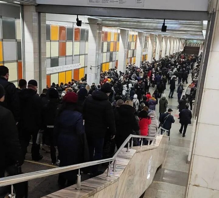 Перерывы в метро. Красная ветка метро саларьево. станция саларьево. беженцы в москве. москва люди.