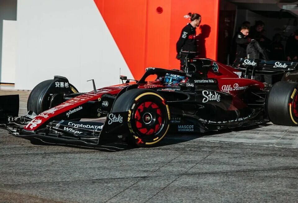 Болид alfa romeo f1. Alfa romeo в формуле 1 алессандро алунни брави. F1 alfa romeo 2023. Alfa romeo f1 2021. Болид alfa romeo f1.