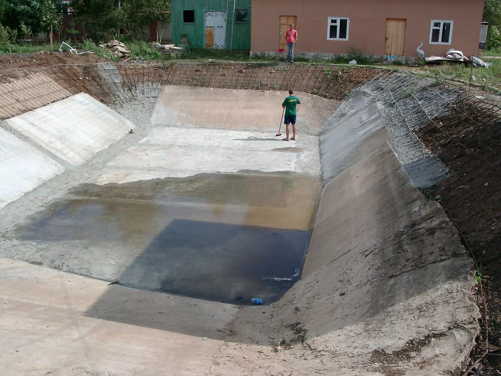 Бетонный пруд. Водоем из бетона. Бетонирование пруда. Котлован для пруда. Пруд из бетона.