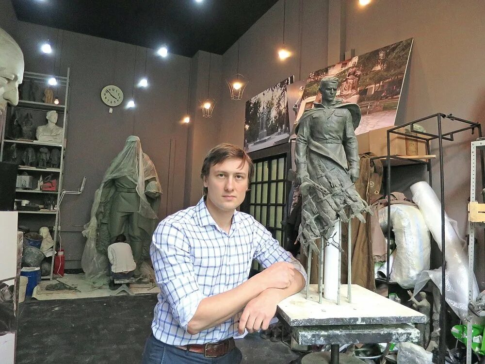 Скульптор коробцов. Коробцов андрей сергеевич скульптор. Скульптор коробцов. Андрей коробцов ржевский мемориал. Скульптор коробцов.