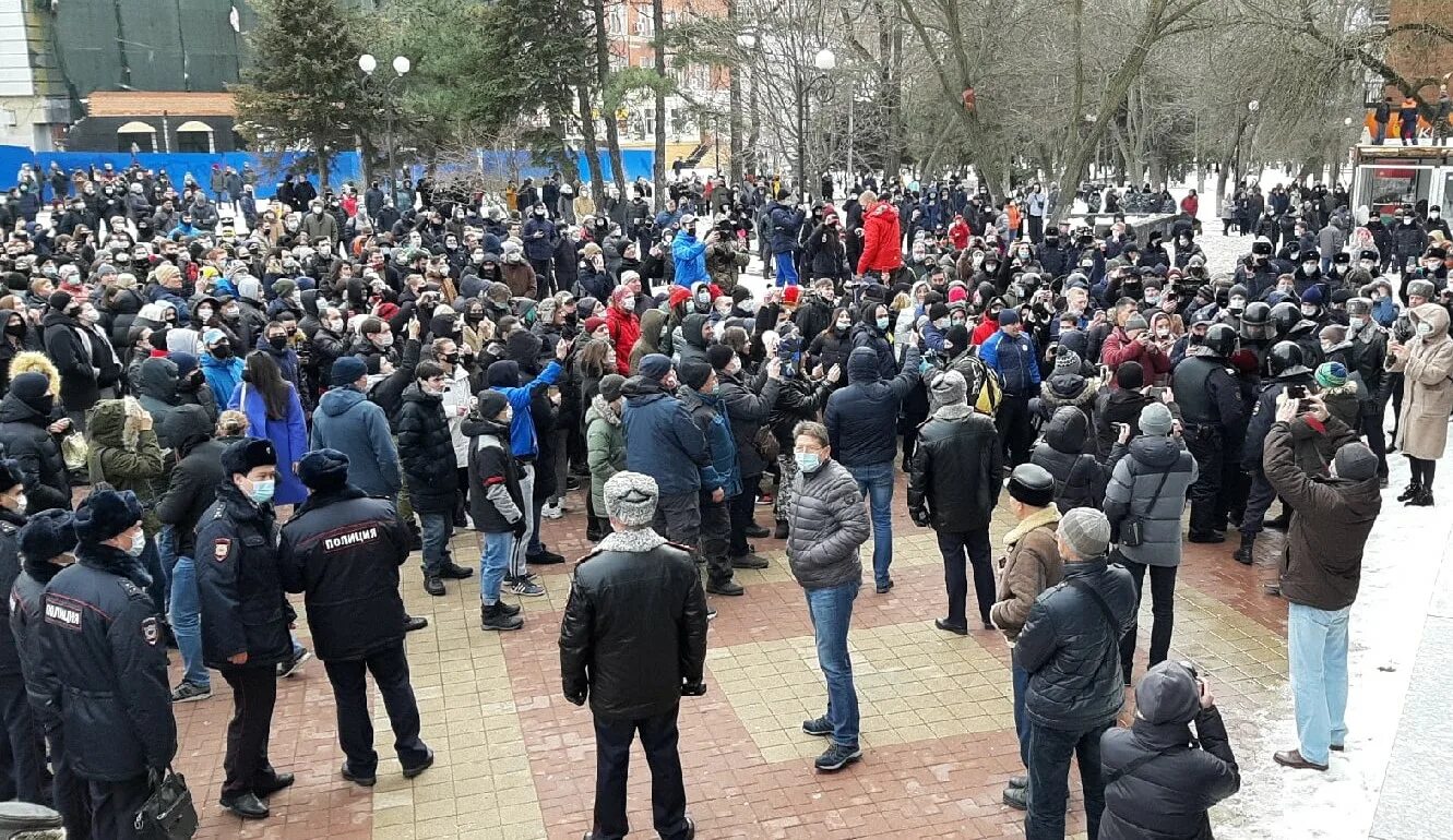 Таджики уезжают из россии после крокуса. Митинги Навального 2021 Ростов на Дону. Митинг в Москве у посольства Таджикистана. Толпа таджиков. Протесты в Ростове на Дону.