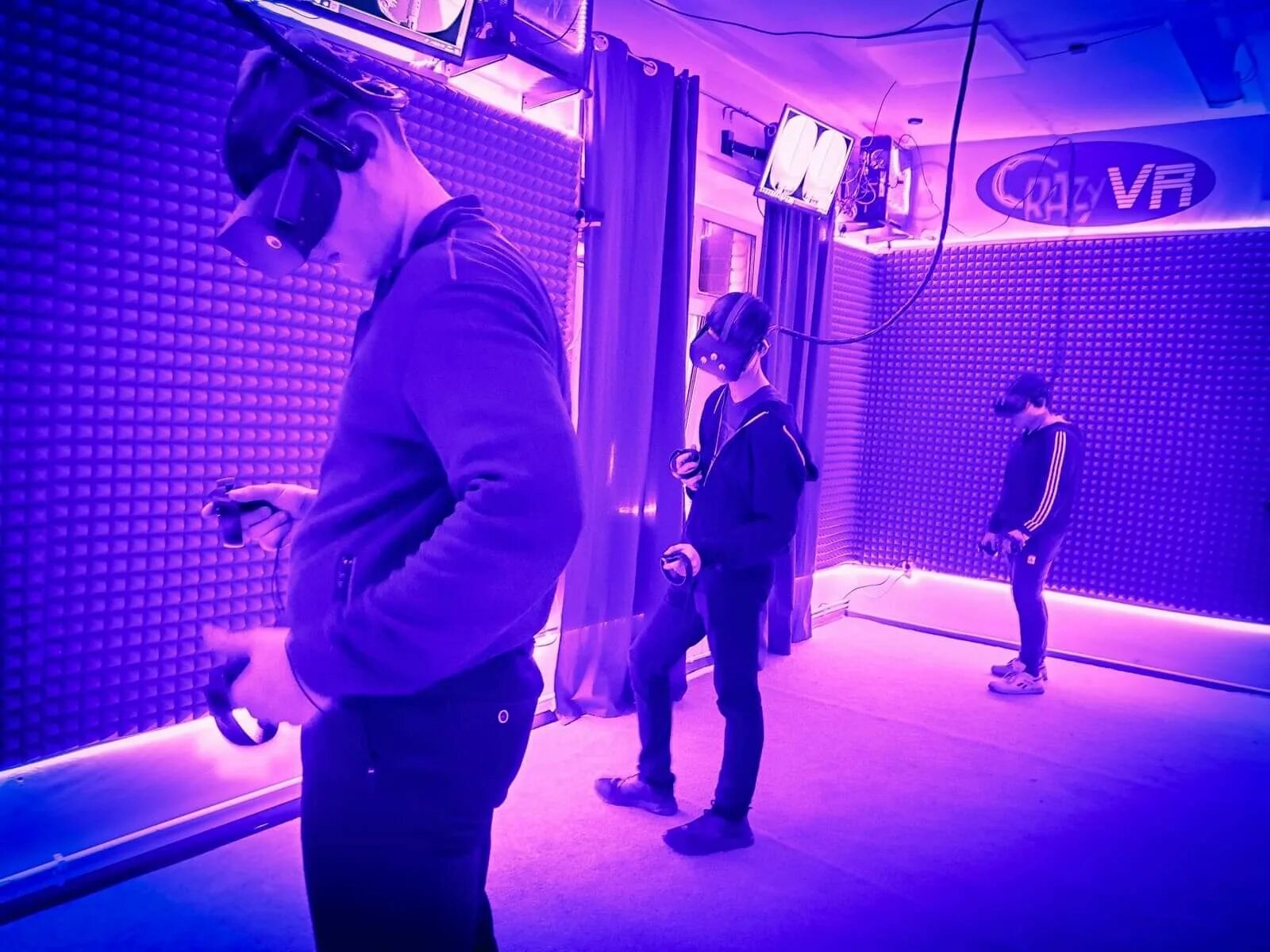 Vr виртуальная реальность. Очки виртуальной реальности. Клуб виртуальной реальности. Виртуальная реальность орехово-зуево бирхаус. Виртуальная реальность орехово зуево.