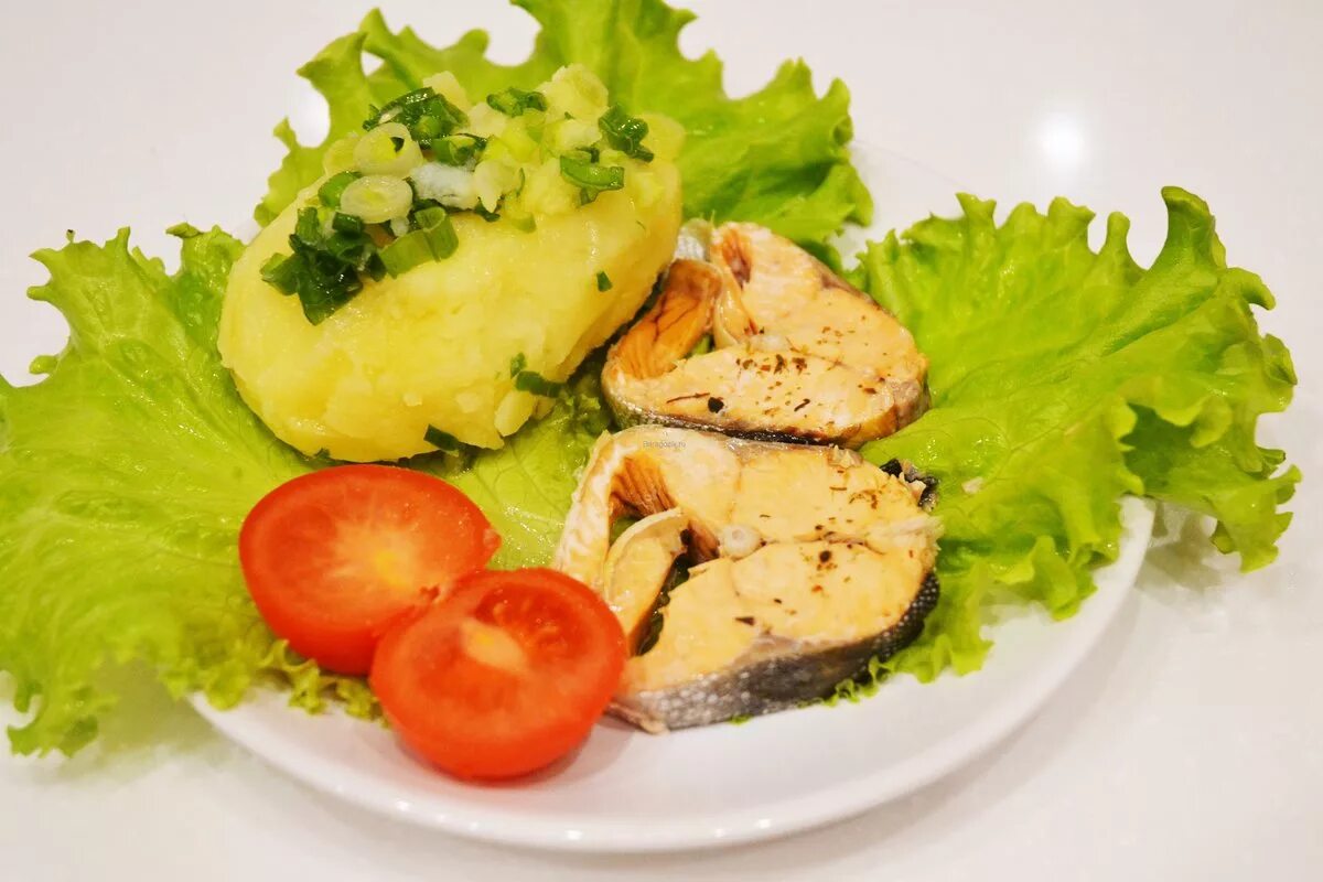 аппетитная рыбка. рыба отварная. рыба на пару пп. рыба на пару детям. жареная рыба на тарелке.