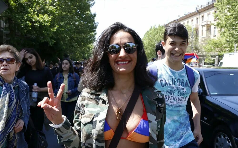 Армяне держат пост. Армянские женщины на улице. Армянки на улицах Еревана. Девушки в Армении на улице. Девушки на улицах Еревана.