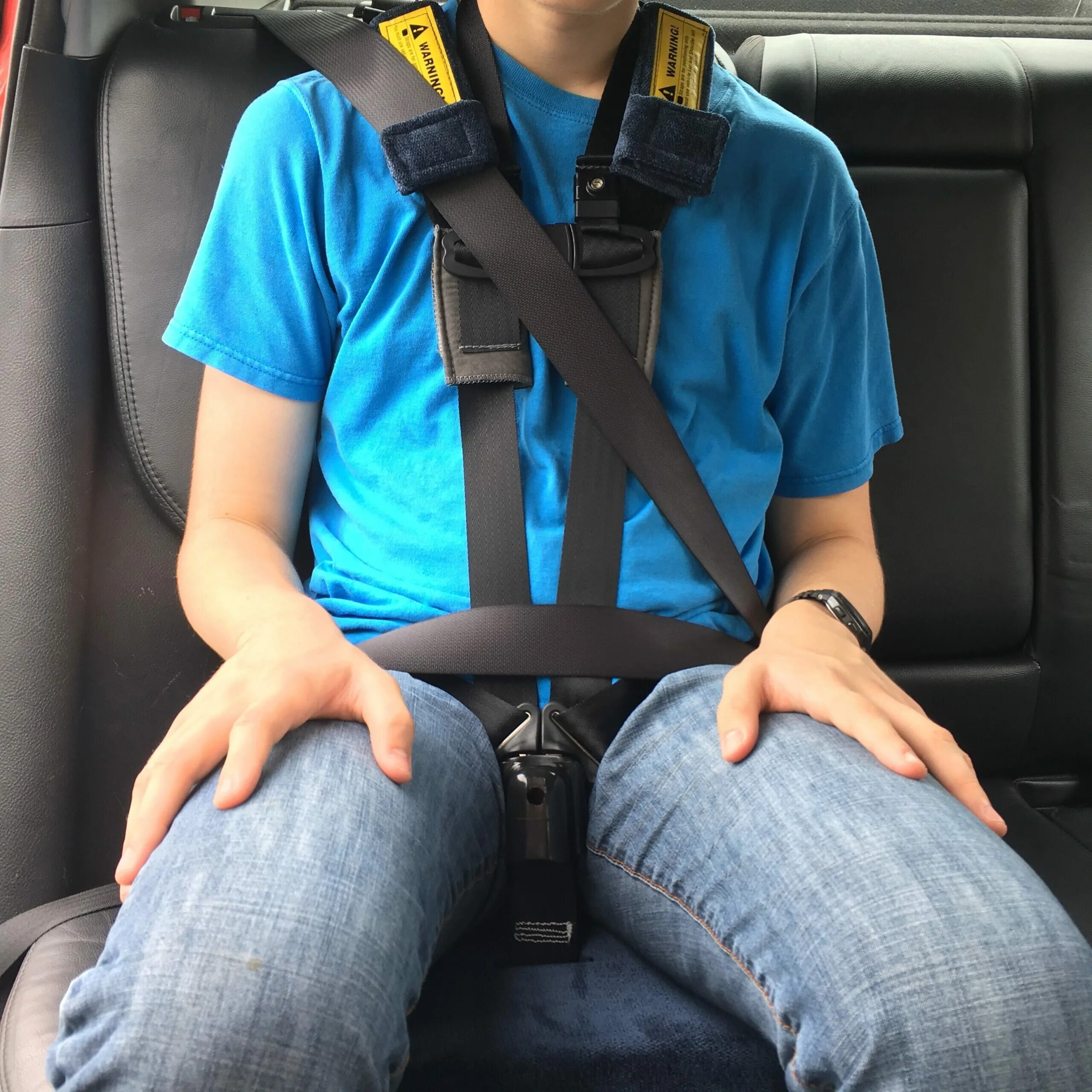 Ремень безопасности высота. Car Seat Buckle Guard. Seat Belt Guard. Seat Buckle. Teenagers in car Seat.