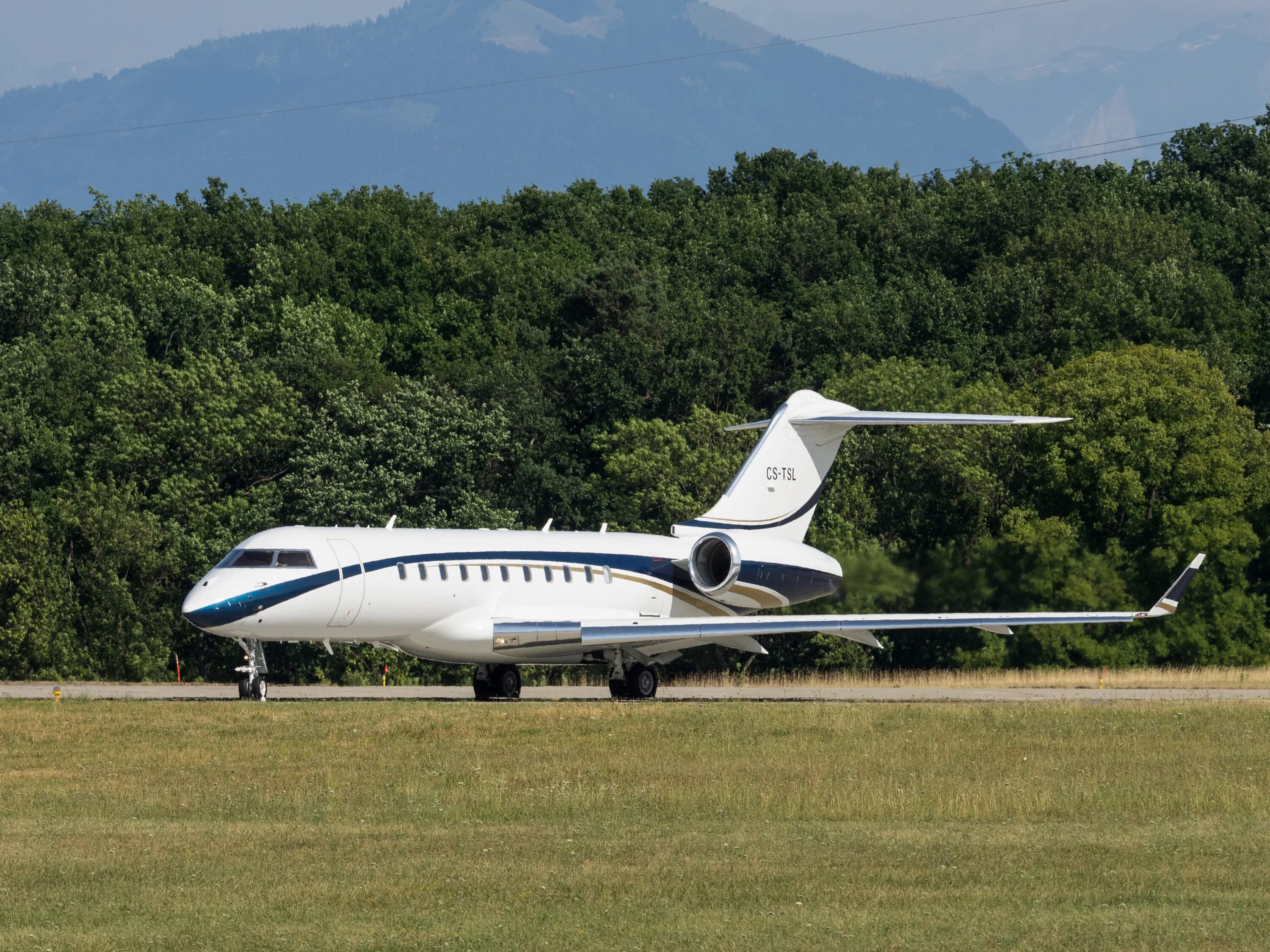 Bd white. 1. Bd white. Bombardier bd700 white. Компьютерный стол с электроприводом.