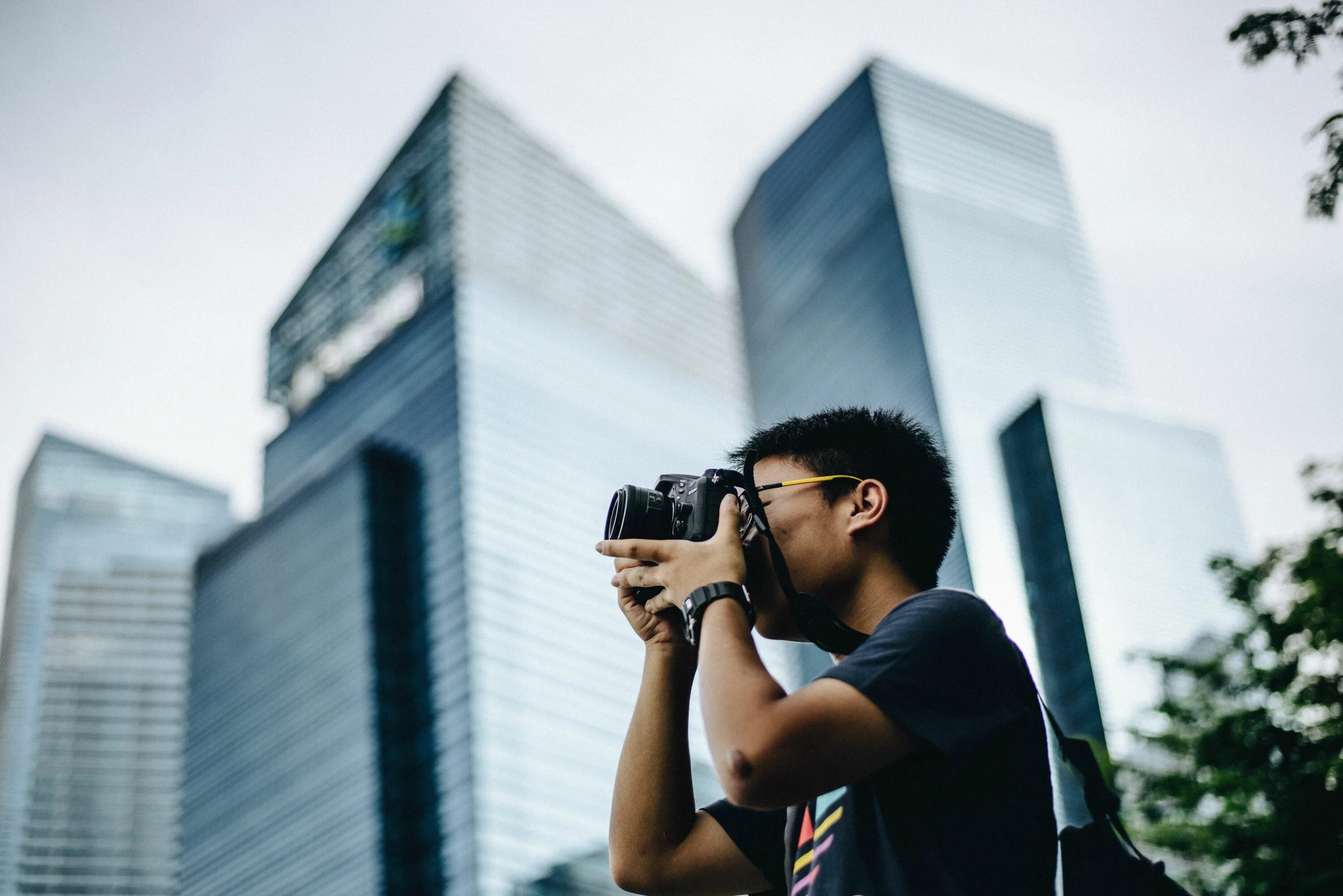 Наблюдать всякая. Человек фотографирует. Фотографии людей. Мужчина фотографирует город. Человек фотографирует рекламу.