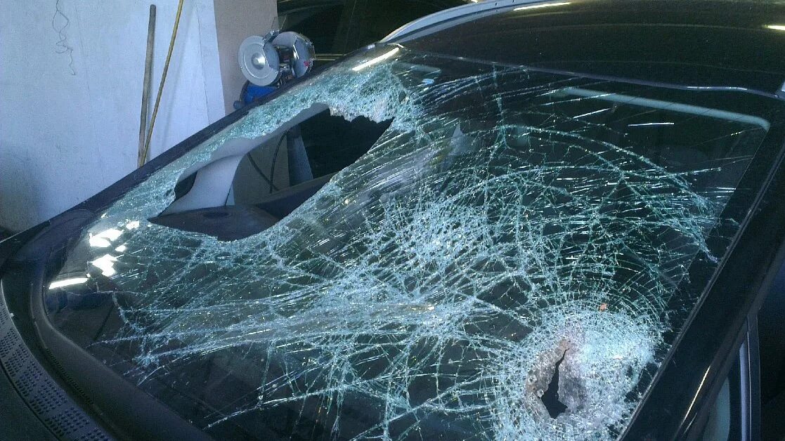 Разбитое лобовое стекло. Лобовое стекло разбивают молотком. Разбитое лобовое Мазда 3. Разбитое лобовое Hyundai Tucson.