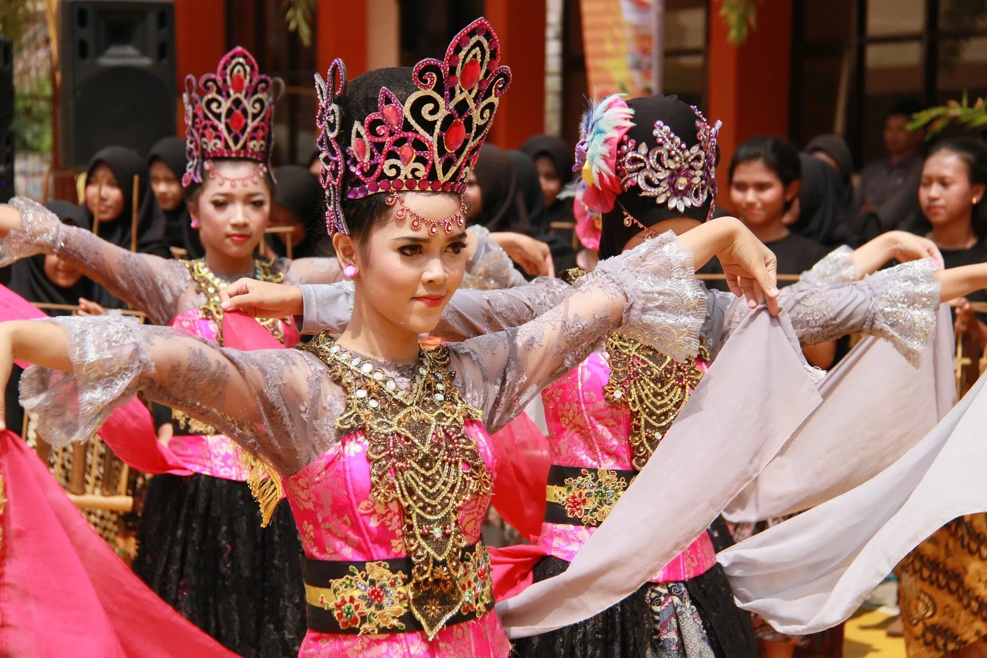 Малайцы Сингапур. Юго-Восточная Азия малайцы. Малайцы Индонезии. Национальный костюм балийцев.