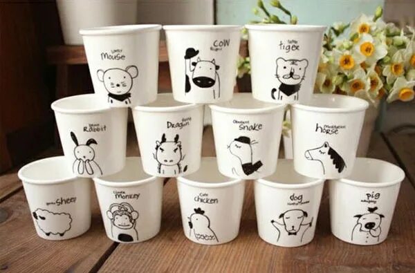 кофейный стаканчик старбакс. интересные стаканчики. дизайнерские стаканчики для кофе. разрисованные стаканчики. картонный стаканчик.