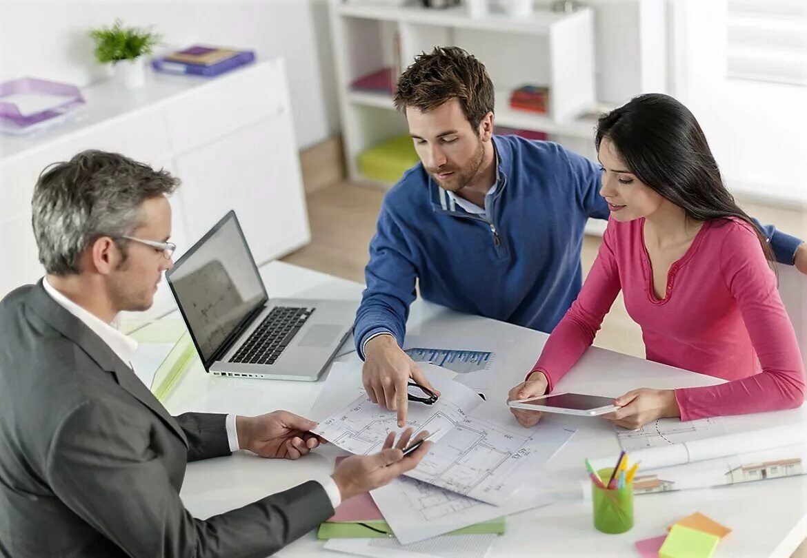 Консультация менеджера. Риэлтор с клиентами. Консультация риэлтора. Риэлтор с клиентами. Арендатор квартиры.