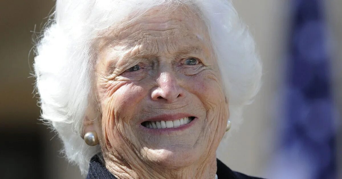 Джордж буш старший с женой. Джордж и барбара буш. Джордж буш старший с семьей. Кто написал письмо барбаре буш. Барбара буш 1980.