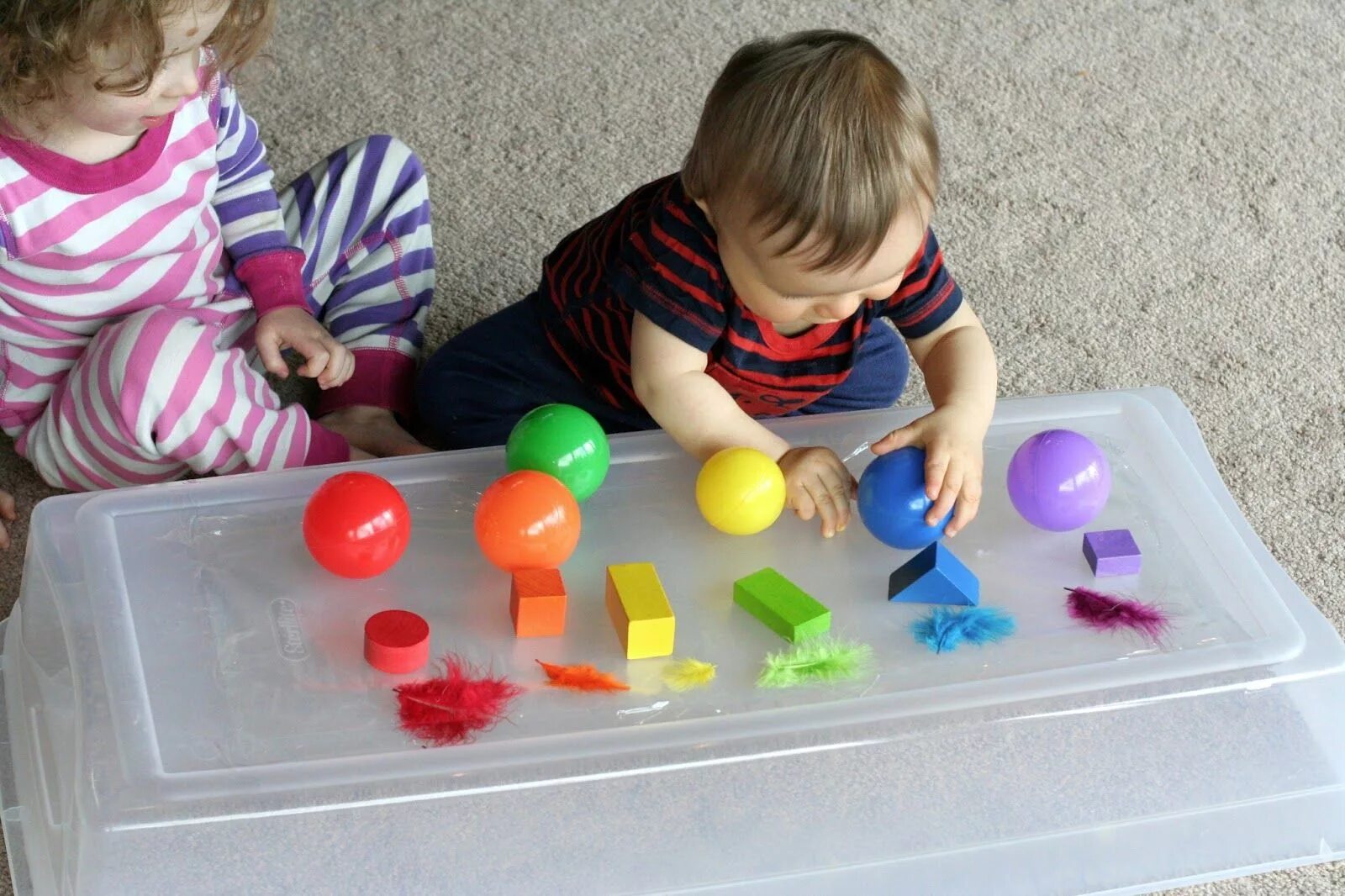 Игрушки для сенсорного развития. Сенсорные игрушки для детей раннего возраста. Сенсорика для малышей. Игрушки для развития сенсорики.