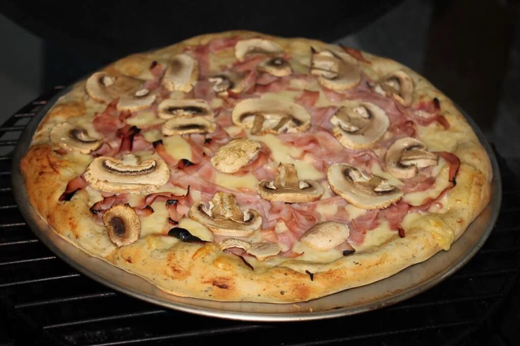 Сколько выпекается пицца. Пицца домашняя. Пицца в духовке. Пицца домашняя в духовке. Пицца из духовки.