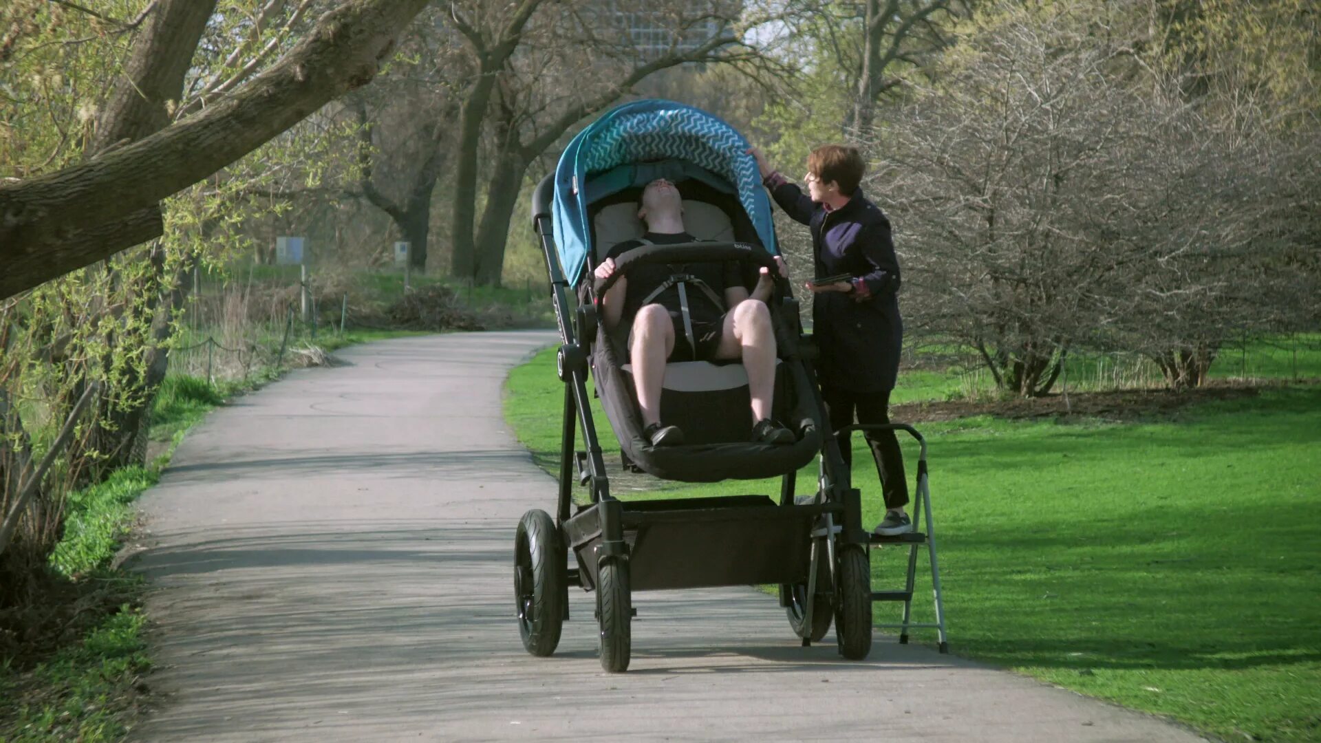 Дети колясками видео. Ребенок в коляске. Коляска прогулка. Взрослые дети в колясках. Детская коляска для взрослых.