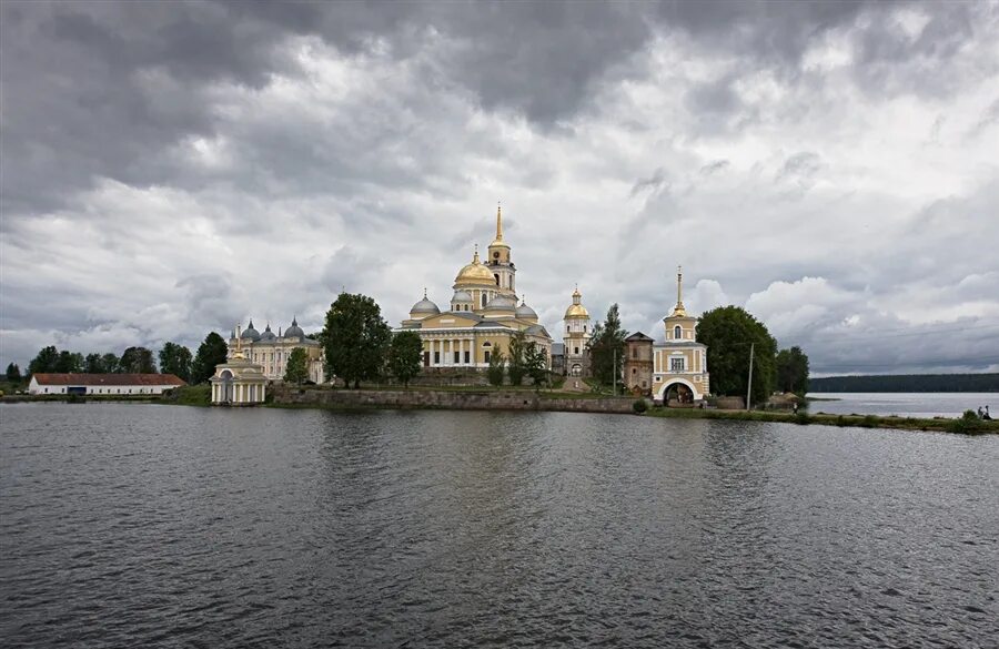 Нилов монастырь сайт. Нилова пустынь на Селигере. Озеро Селигер монастырь Нилова пустынь. Осташков Нилова пустынь. Храм на Селигере Нилова пустынь.