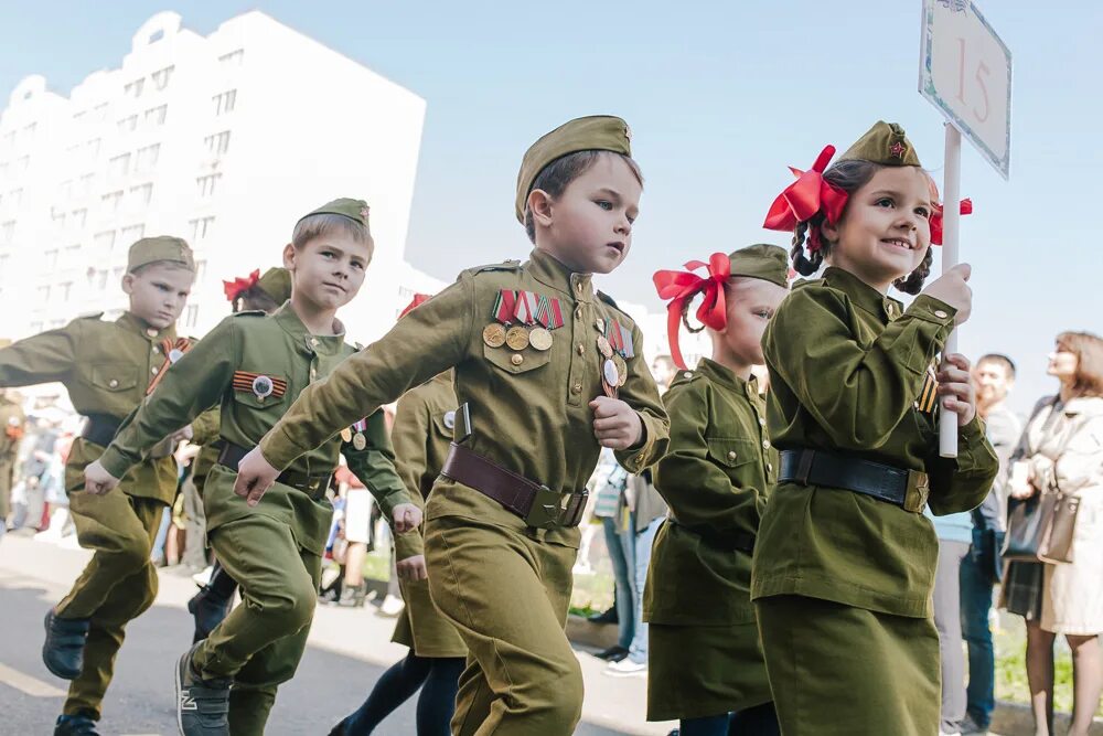 День победы подростки. Дети на параде. Дети на параде Победы. Детский военный парад. Дети в военной форме.