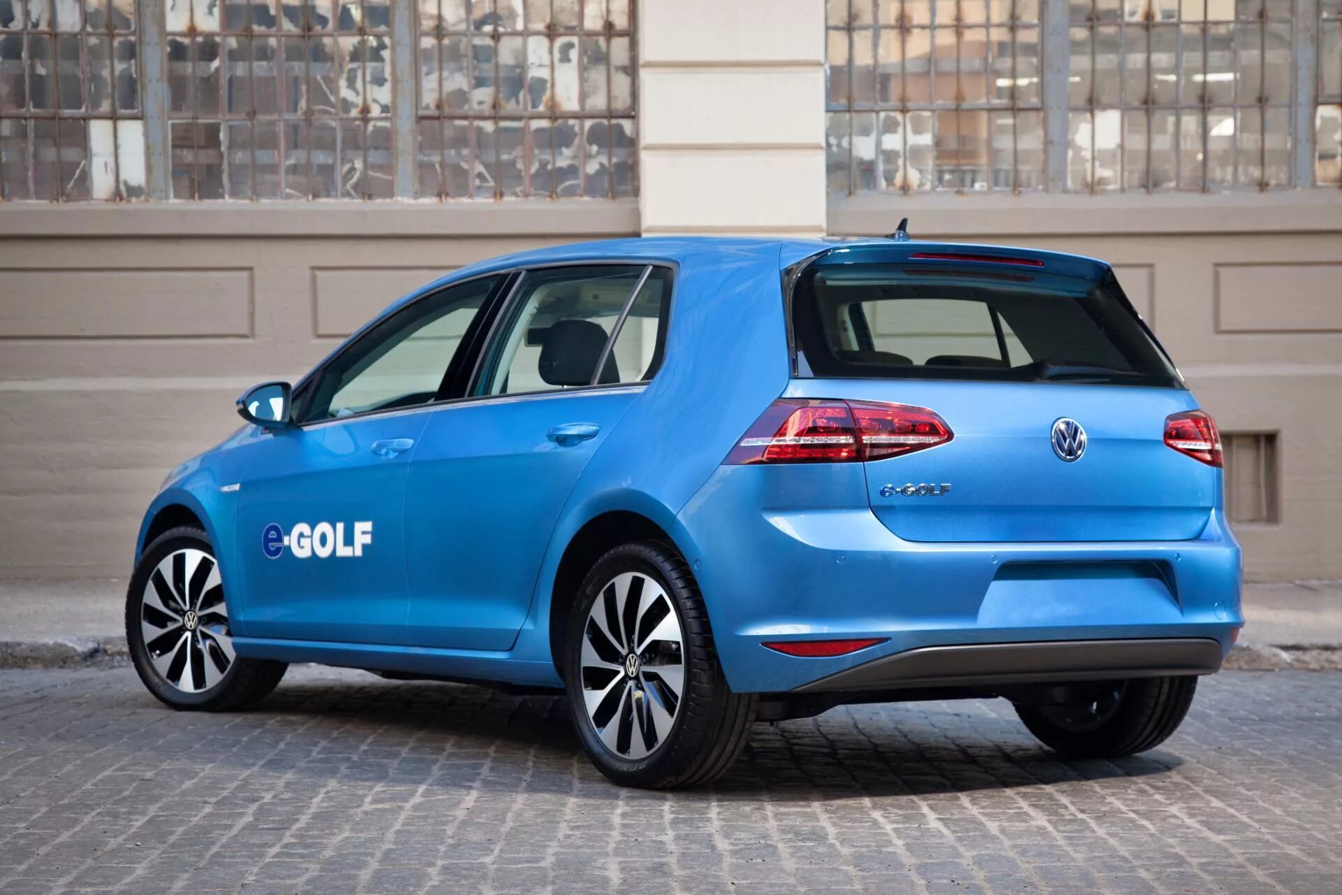 Электро фольксваген. Volkswagen e-Golf. VW Golf 2015. Фольксваген гольф 2015. Volkswagen Golf электро.