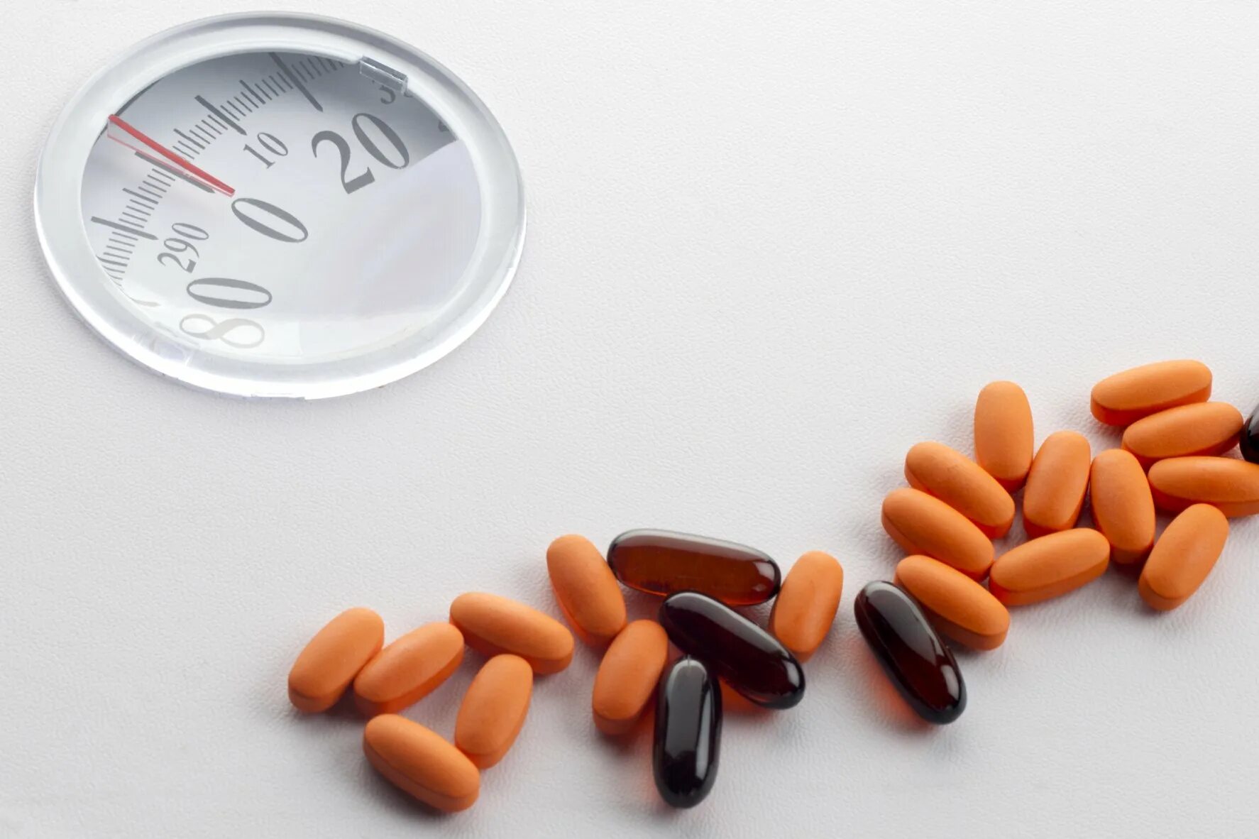 Diet pills. Diet pills. Фон для рекламы препарата для похудения. Таблетки расщепляющие жир в организме человека. Таблетки.