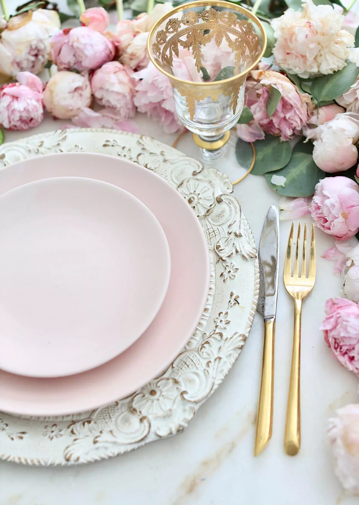 Стол ласково. Красивая посуда на столе. Сервировка стола в розовых тонах. Сервировка с розовой посудой. Розовая посуда.