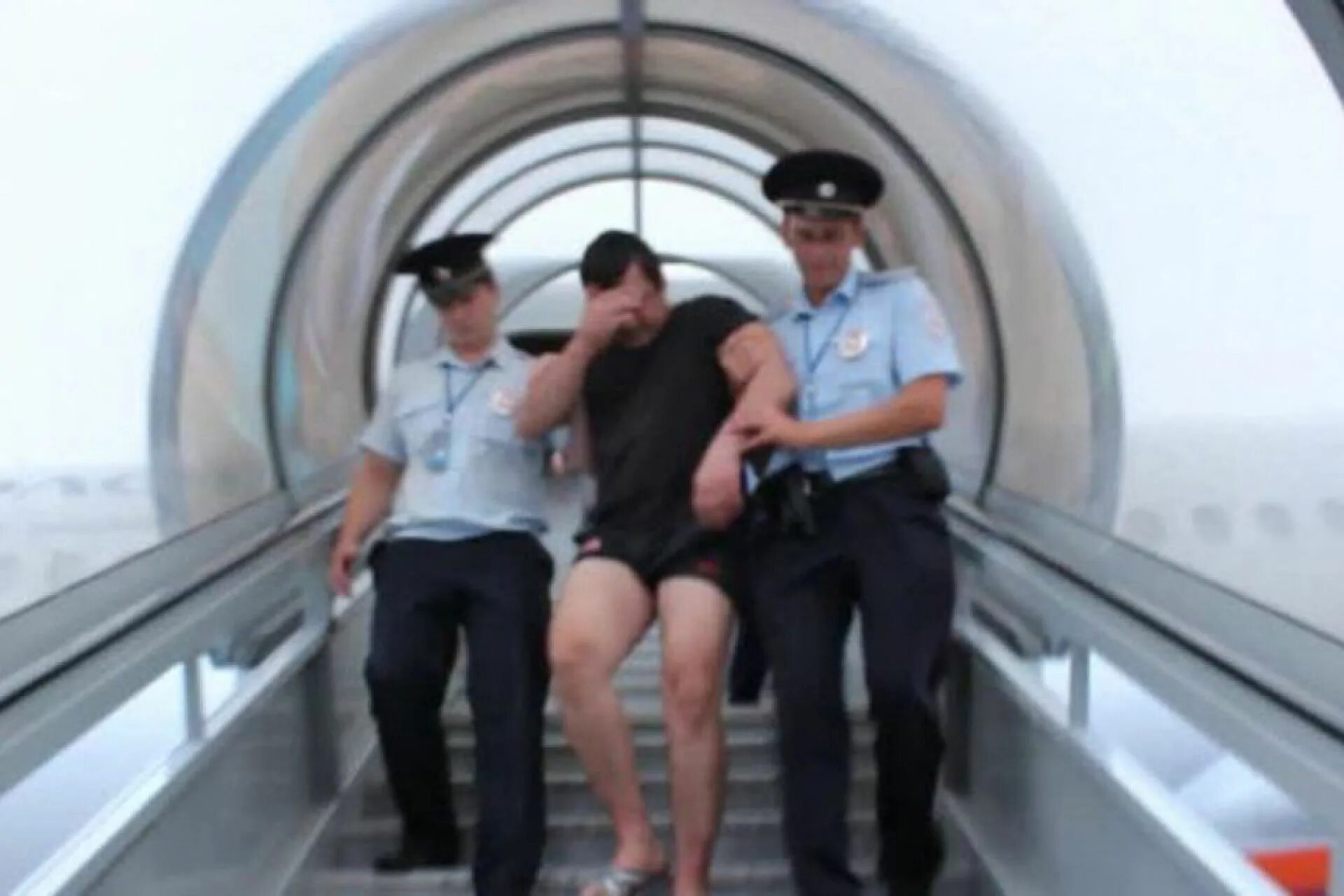 Связали пассажира