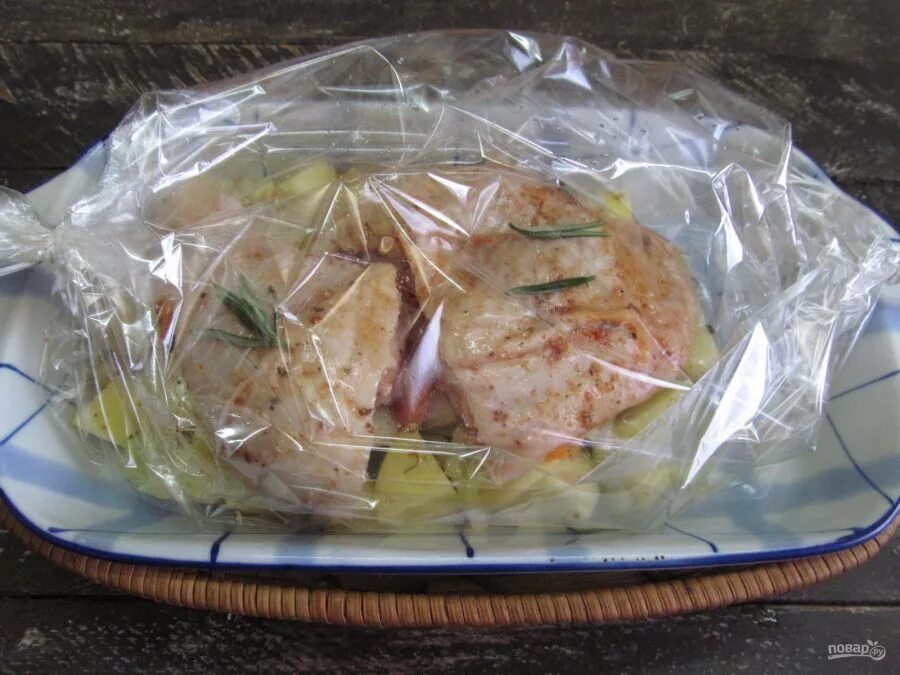 Овощи в рукаве для запекания с курицей. Пакет для запекания курицы. Курица с картошкой в пакете для запекания в духовке. Курочка в пакете для запекания. Картофель с курицей в пакете для запекания.