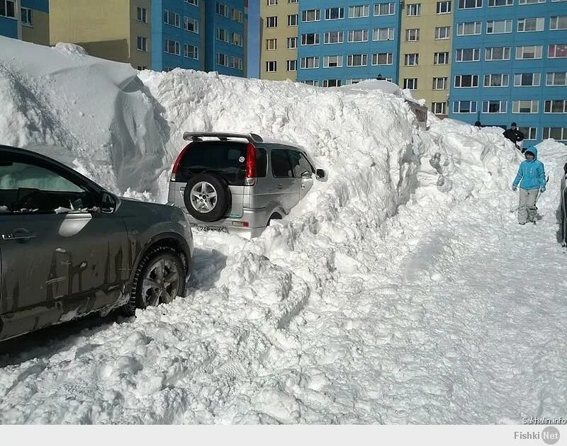 Метель Южно-Сахалинск. Южно-Сахалинск снег. Южно Сахалинск Пурга. Южно-Сахалинск сугробы. Температура в снежном сугробе