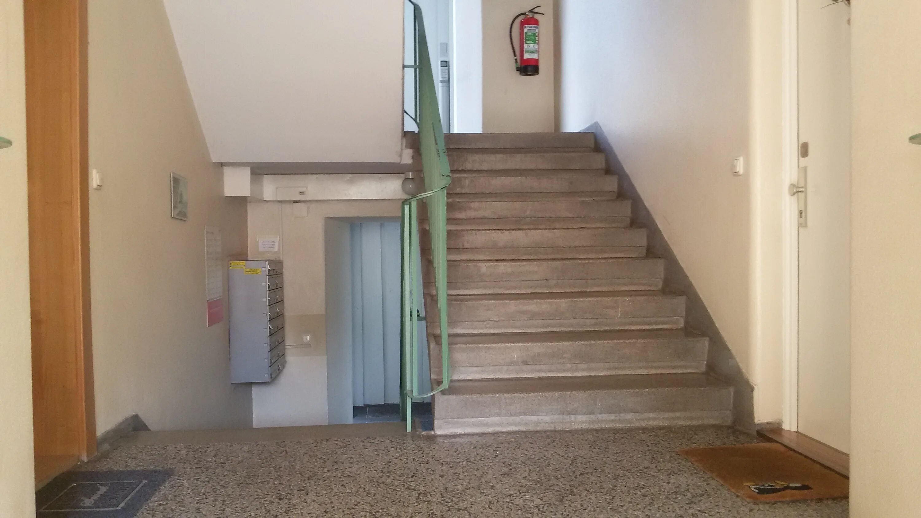 Ооо первый этаж. Подъездные лестницы. Лестничная площадка. Лестничная площадка в подъезде. Лестничный марш в подъезде.