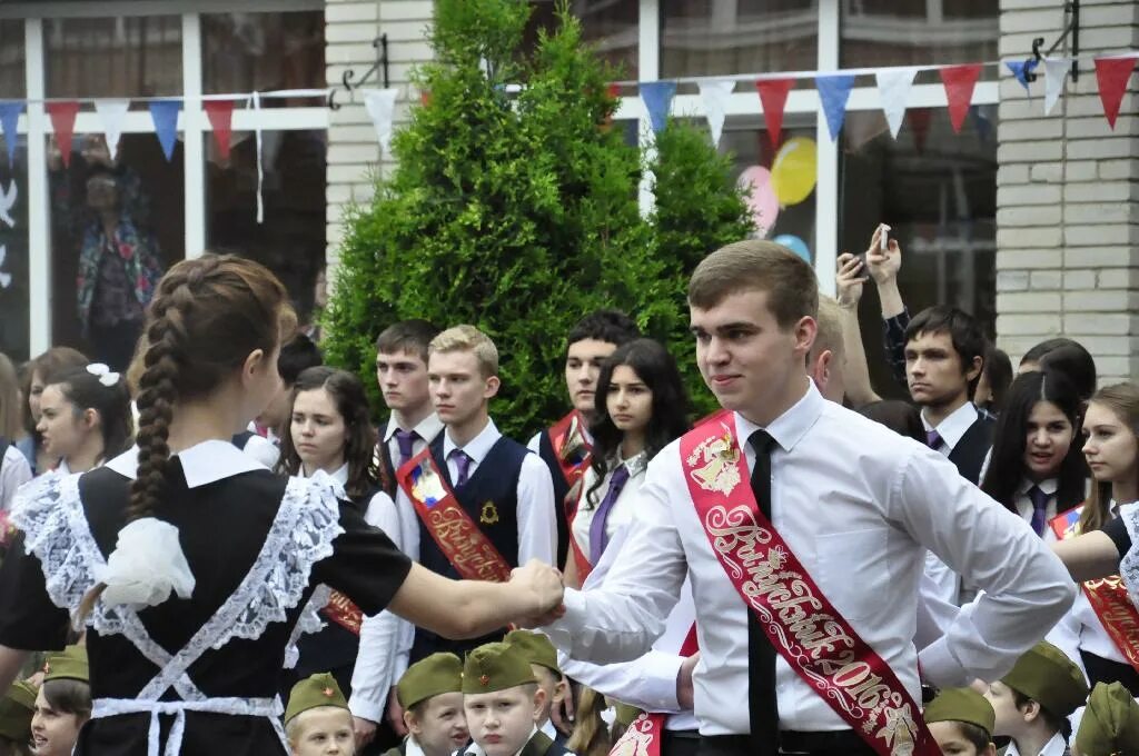 Девятиклассники и одиннадцатиклассники. Одиннадцатиклассники выпускной. Выпускной для одиннадцатиклассников фото. Флаг одиннадцатиклассников. Слет одиннадцатиклассников.