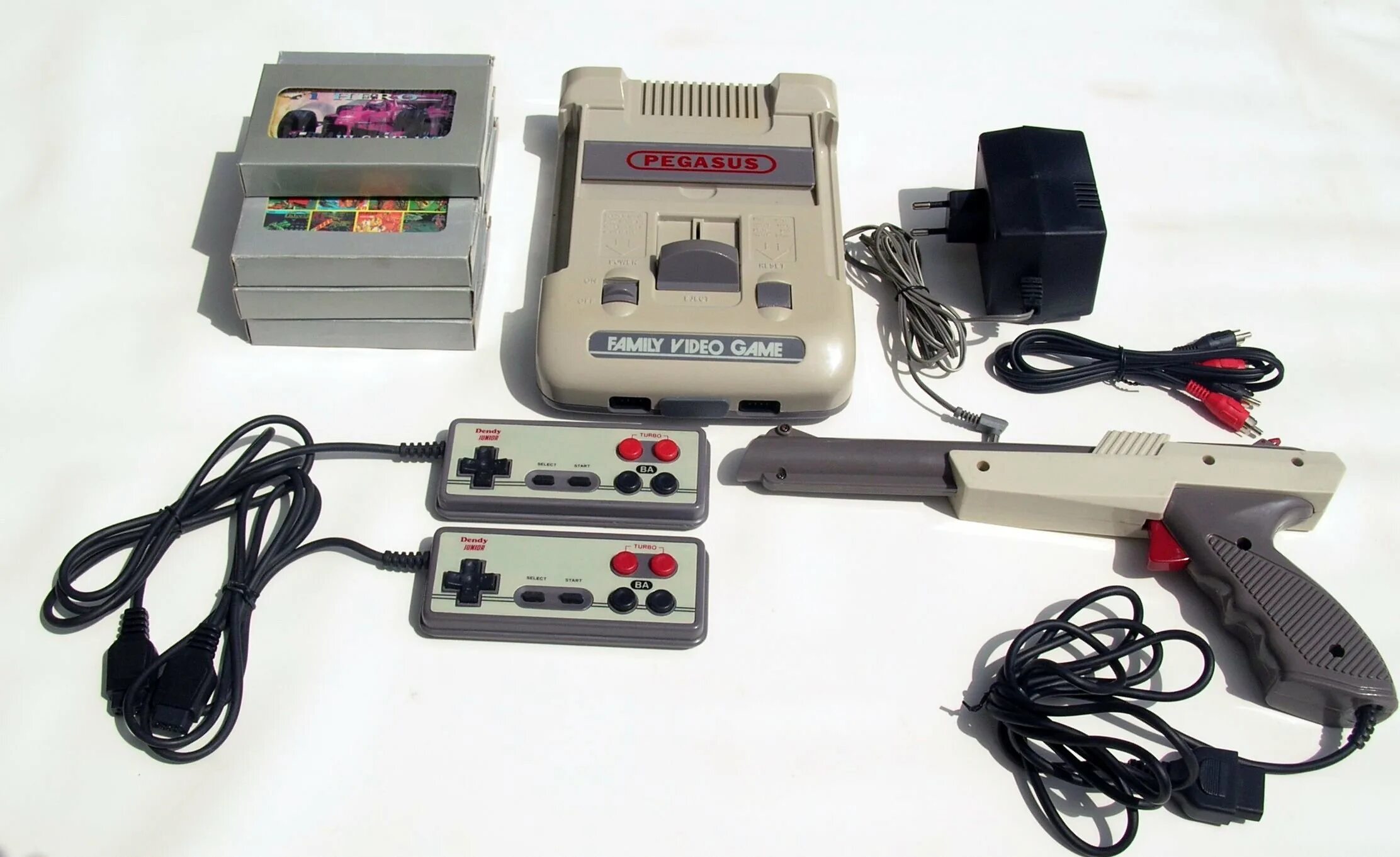 Dendy приставка игры. Игровая приставка NES Денди. Денди приставка 90-х. Приставки NES В 90х Famicom. Клоны Famicom.