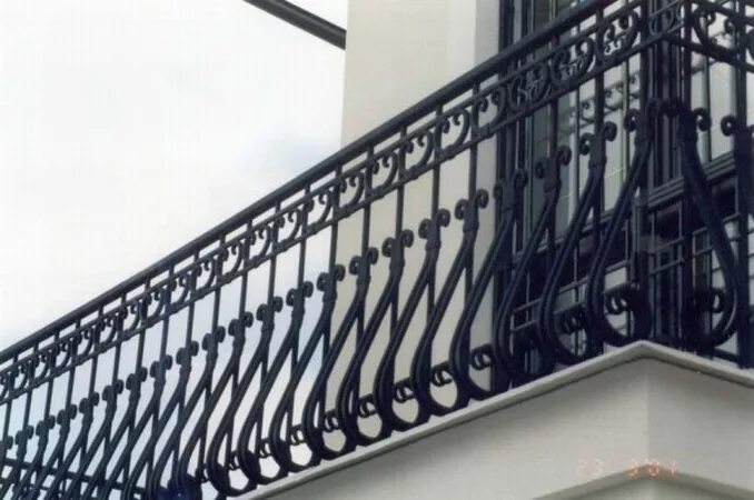Балконы владивосток. Пузатые перила для балкона. Ограждение балкона на даче. Белые перила на балконе. Перила для балконов в городе сороки.