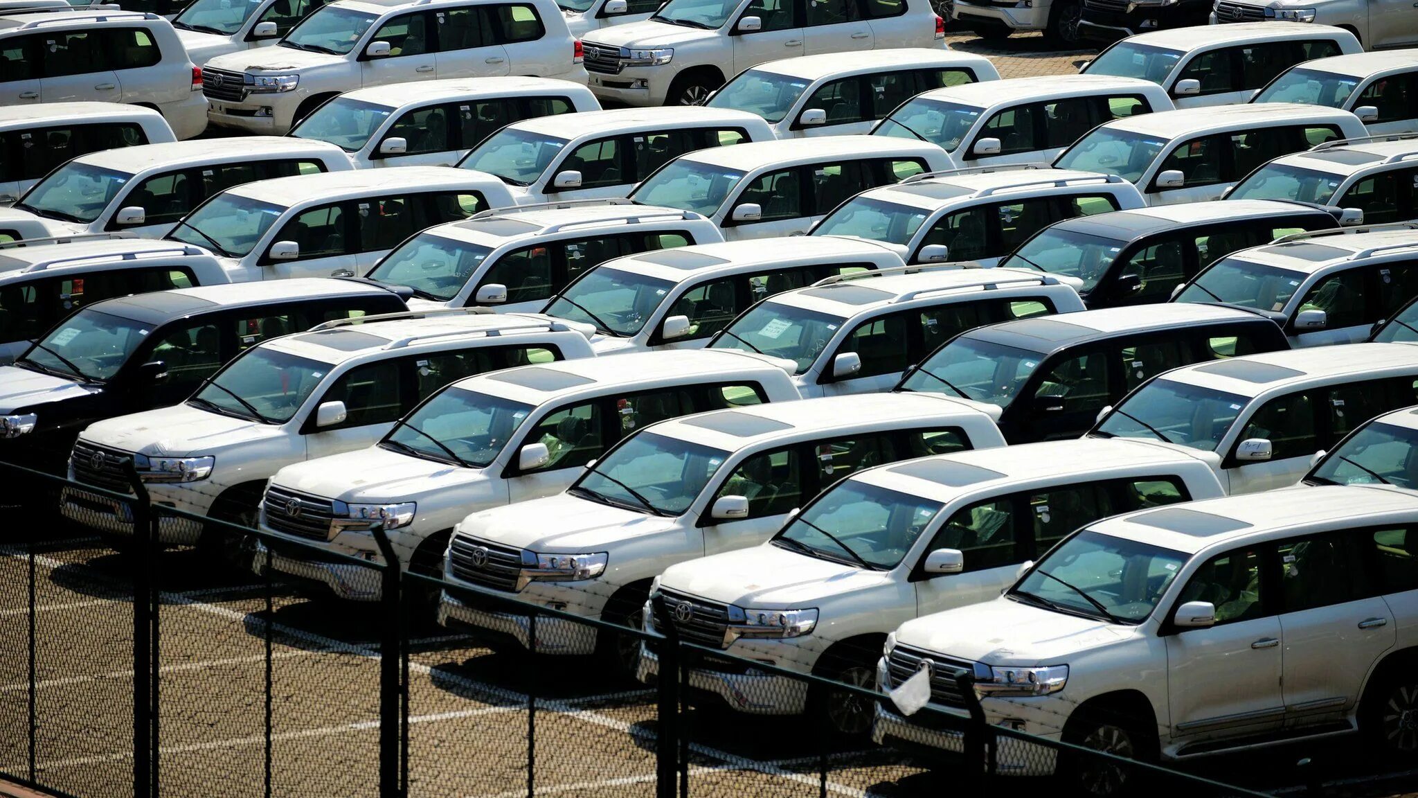 Авторынок в китае. China import cars. Фото автомобилей импортных. Импортные машины. Автосалон в китае.