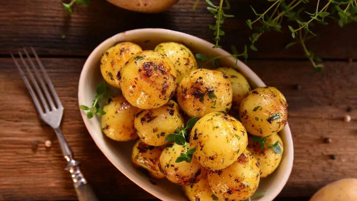 Как вкусно сделать картофель. Круглая картошка. блюда из молодой картошки. картошка в мундире с грибами. картофель с золотистой корочкой.
