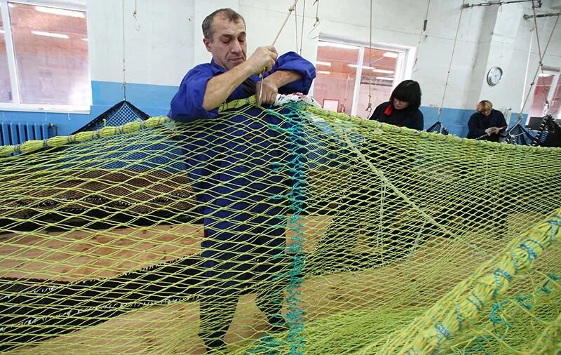 Сети вручную. Станок для рыболовных сетей. станок для вязания рыбацких сетей. станок для плетения сетки рыболовной. плетение рыбацкой сети.