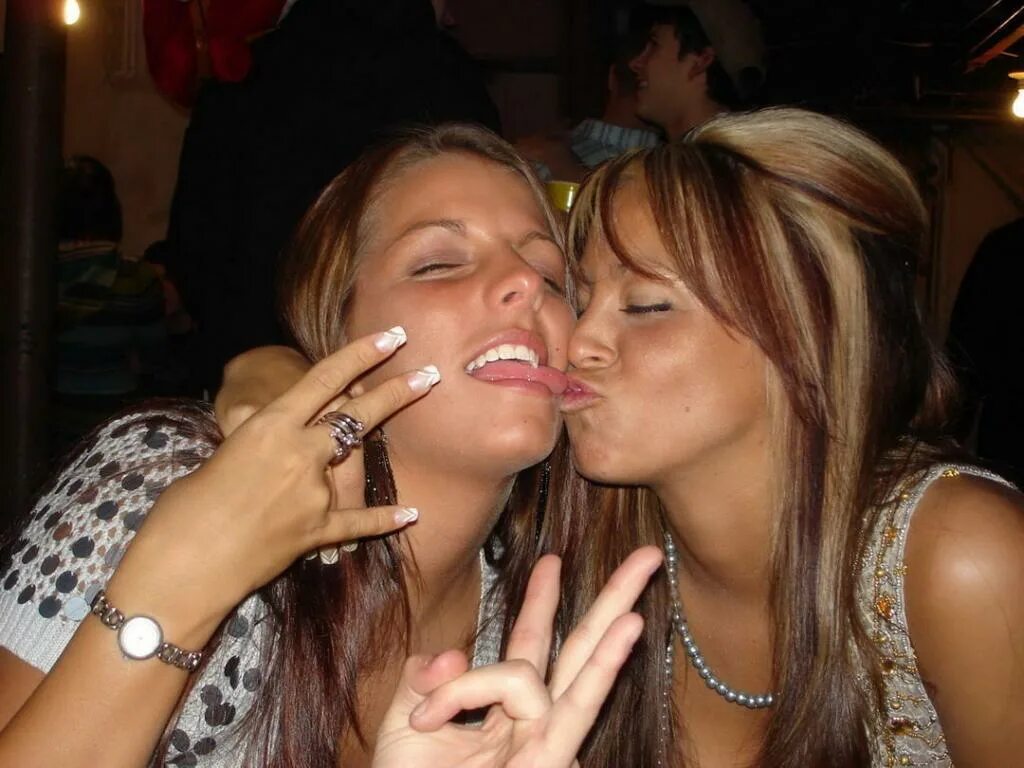 возбужденные подружки