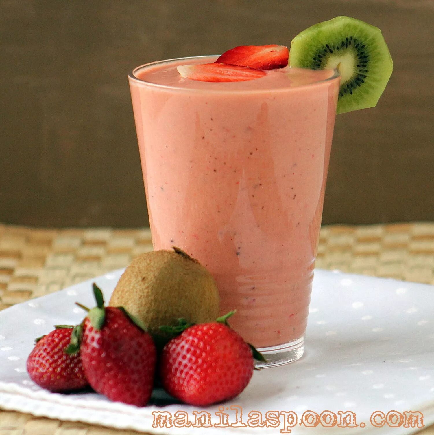 Смузи киви. Strawberry Smoothie. Смузи с киви и бананом и малина. Смузи на белом фоне.