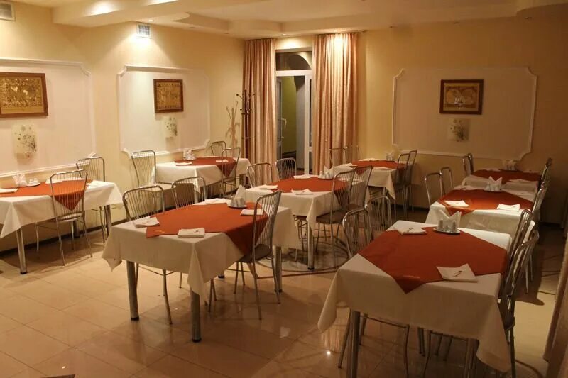 Утомленные солнцем дагомыс. Солнцем сочи ресторан. Ресторан утомленные солнцем. Чешское пиво сочи ресторан. Адлер солнышко пансионат столовая.