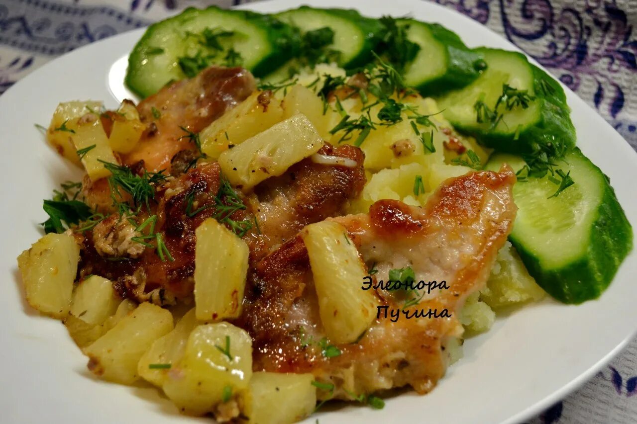 Курица с ананасами. Мясо с ананасами на сковороде. Говядина с овощами китайская кухня. Свинина с ананасами фото. Свинина с ананасами на сковороде.