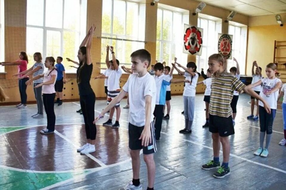 Урок физической культуры в общеобразовательной школе. Школьники на физкультуре. Урок физической культуры. Дети на физкультуре. Занятия физкультурой в школе.