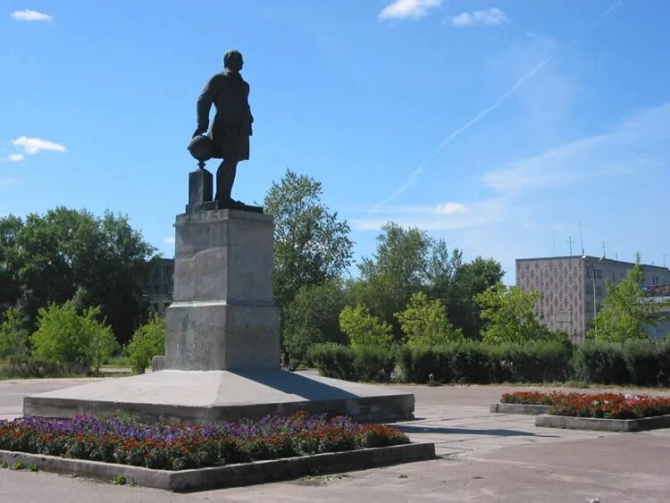 Любимый памятник в моем городе почему. Памятник Ломоносова в Коряжме. Памятник м. в. Ломоносову в г. Коряжме. Памятник Ломоносову город Коряжма. Электросталь исторические памятники.