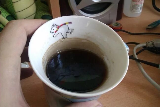 Почему образуется пленка на воде. Пленка на чае. налет от чая на кружке. пленка от чая на чашке. чайный налет на чашке.