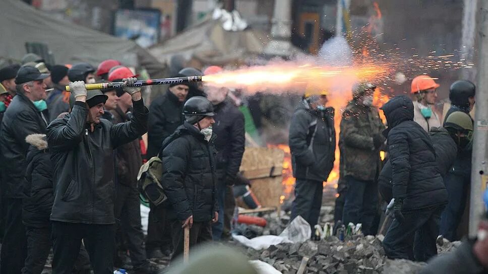 Майдан генерала. Майдан 2014 оружие на Майдане. Вооруженные боевики Майдан 2014. Украина оружие на Майдане 2014.