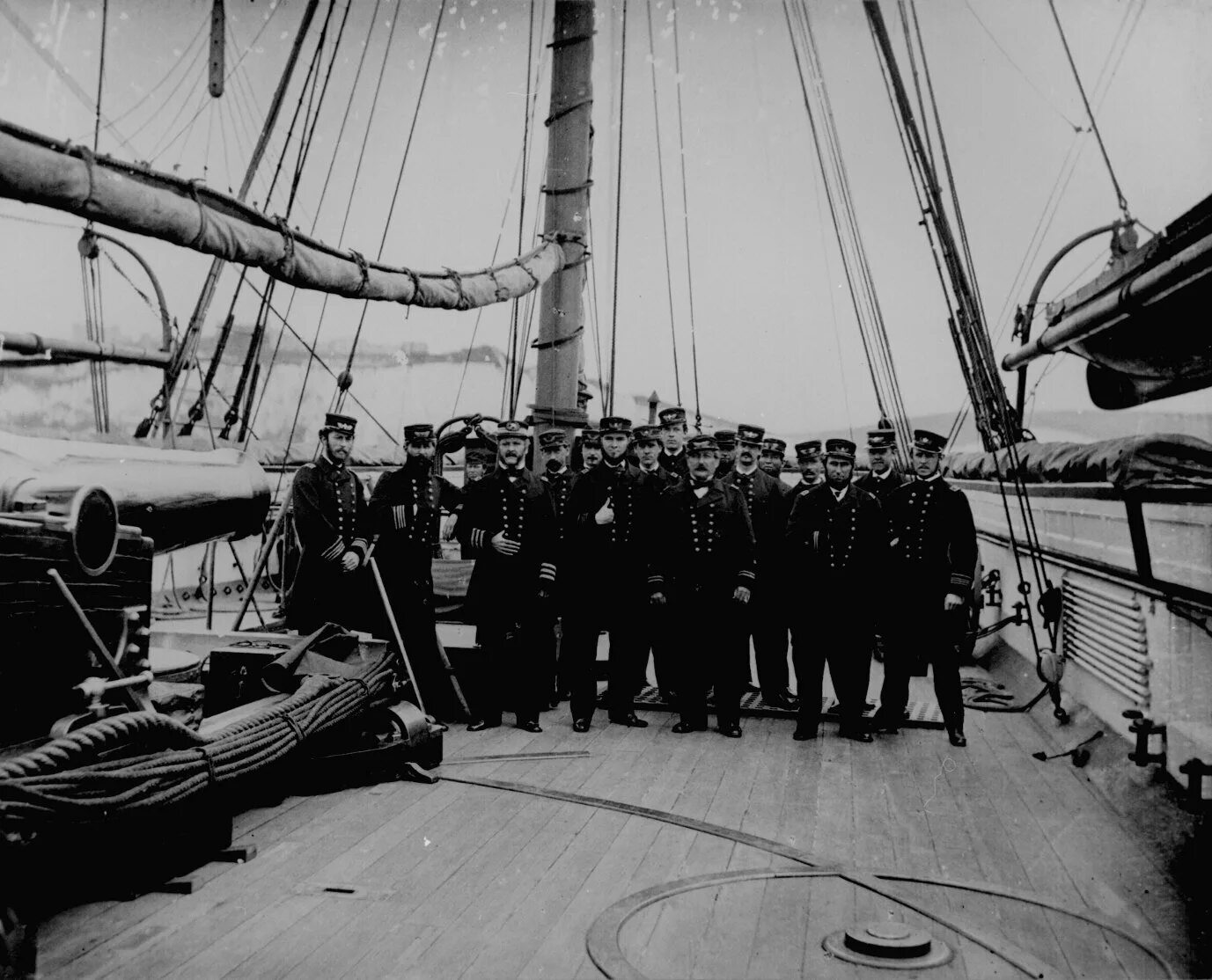 Палуба военного корабля. USS Kearsarge 1861. Крейсер Алабама 1864. Палуба корабля 20 века.