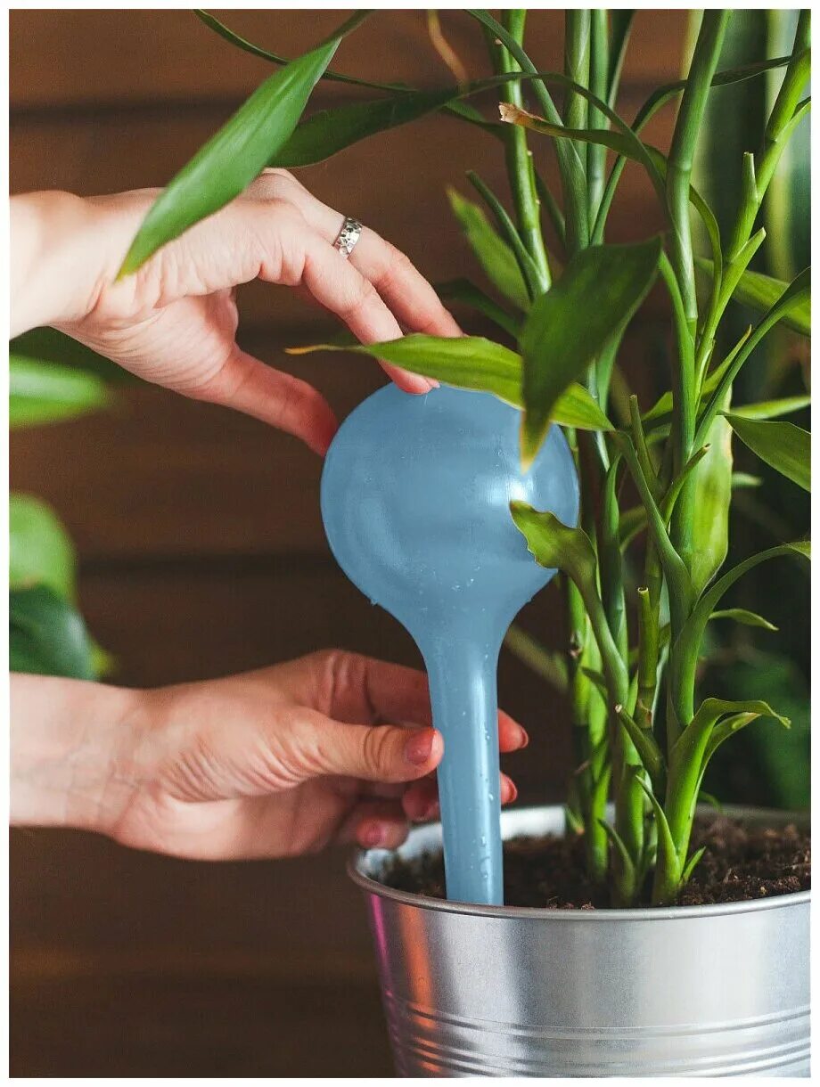 грабли. пропалывание сорняков. сухой полив. электро рыхлитель для грядок. рыхление почвы.