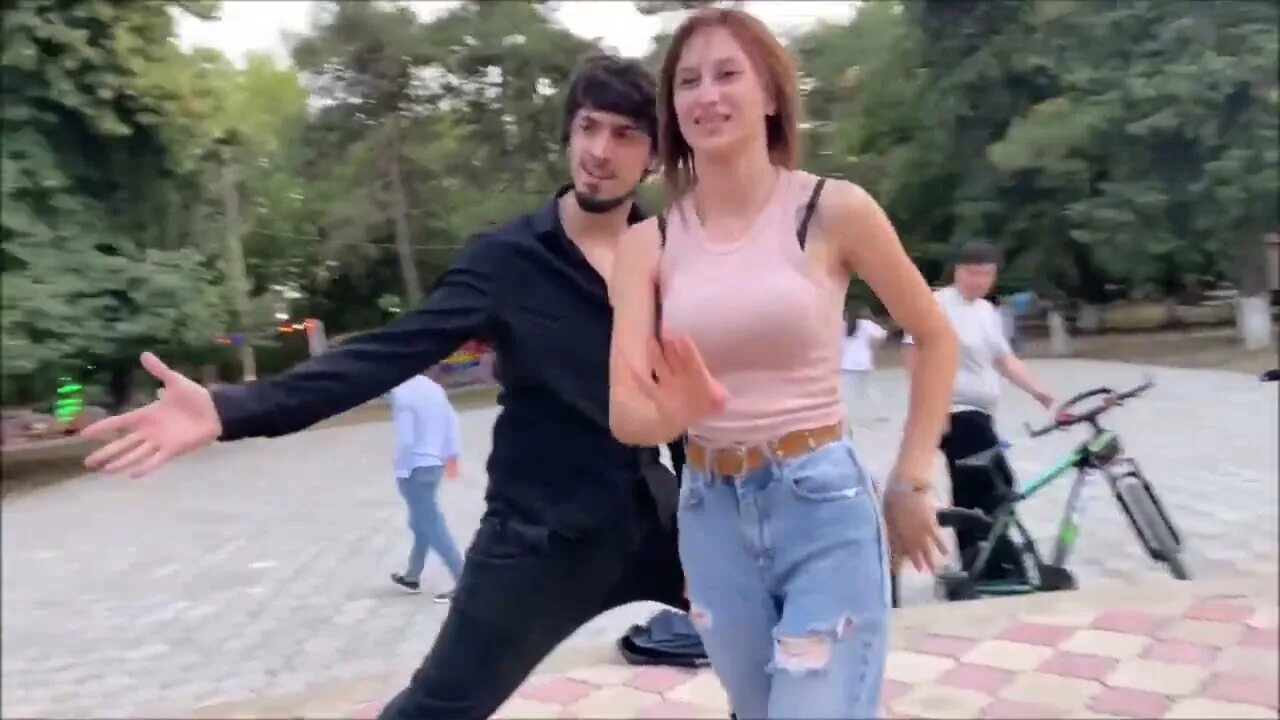 Брат на лезгинском. Девушка танцует лезгинку. Девушка классно танцует на улице. Парень с девушкой классно танцуют. Танцы в Исламе.